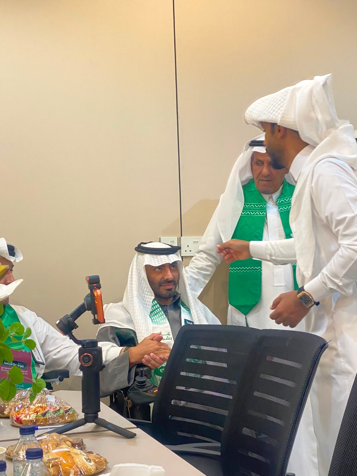 جمعية الوفاء الحركية بالطائف توزع عربات كهربائية وأسرّة ومستلزمات طبية على المستفيدين بمناسبة اليوم الوطني