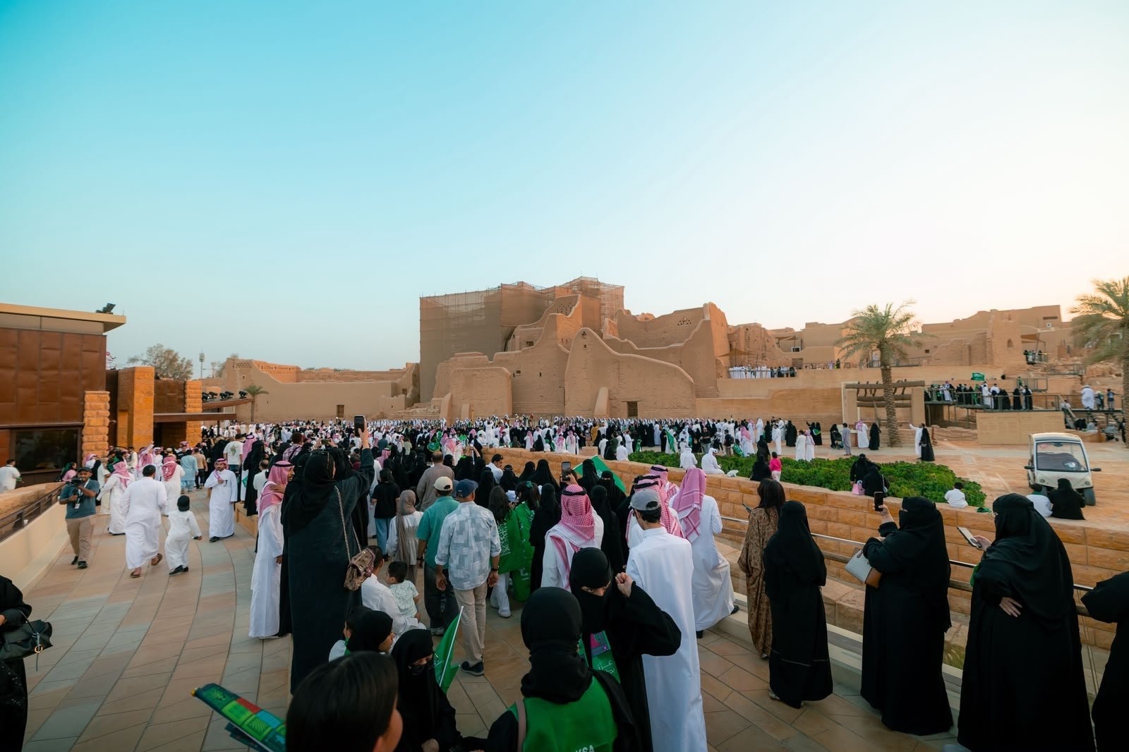 مسيرة عسكرية في الدرعية احتفاءً باليوم الوطني السعودي واستحضارًا لقيم التلاحم والانتماء