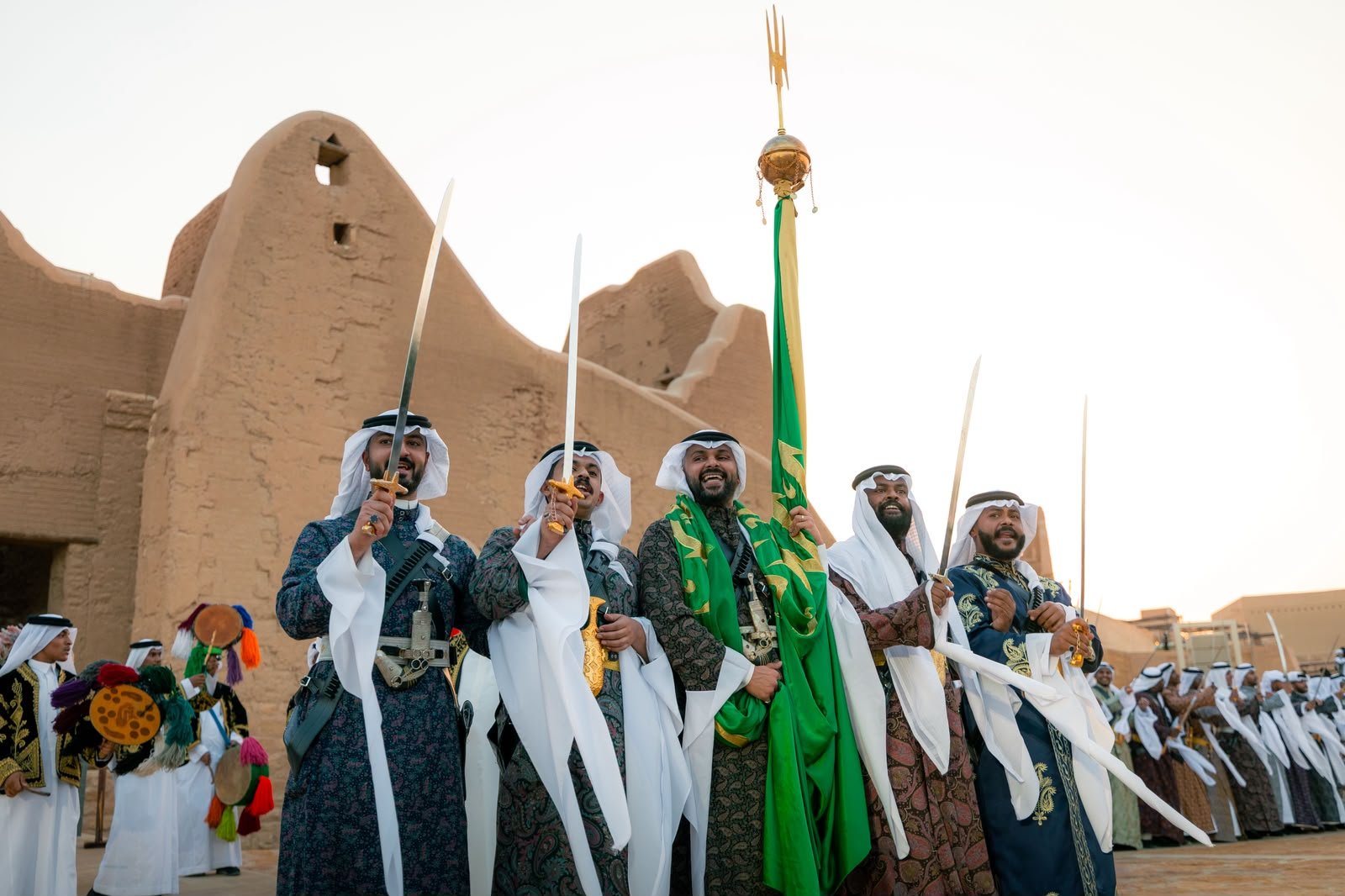 مسيرة عسكرية في الدرعية احتفاءً باليوم الوطني السعودي واستحضارًا لقيم التلاحم والانتماء