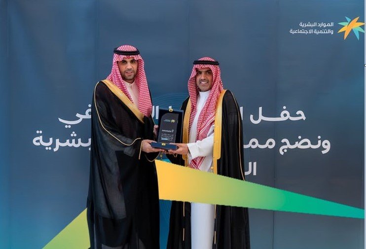 وزارة النقل تحصد المركز الثاني في جائزة نضج ممارسات الموارد البشرية بتقييم 3.45 وزارة النقل تحصد المركز الثاني في جائزة نضج ممارسات الموارد البشرية بتقييم 3.45