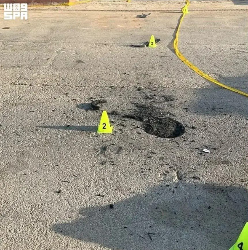 الدفاع المدني: سقوط شظايا نتيجة اعتراض صاروخين باليستيين في مدينة الرياض نتج عنها أضرار مادية في مبنى ومشروع تحت الإنشاء ومركبة