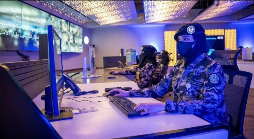 وزير الداخلية يدشّن مركزي القيادة والتحكم ومنظومات الطائرات دون طيار والأمن السيبراني