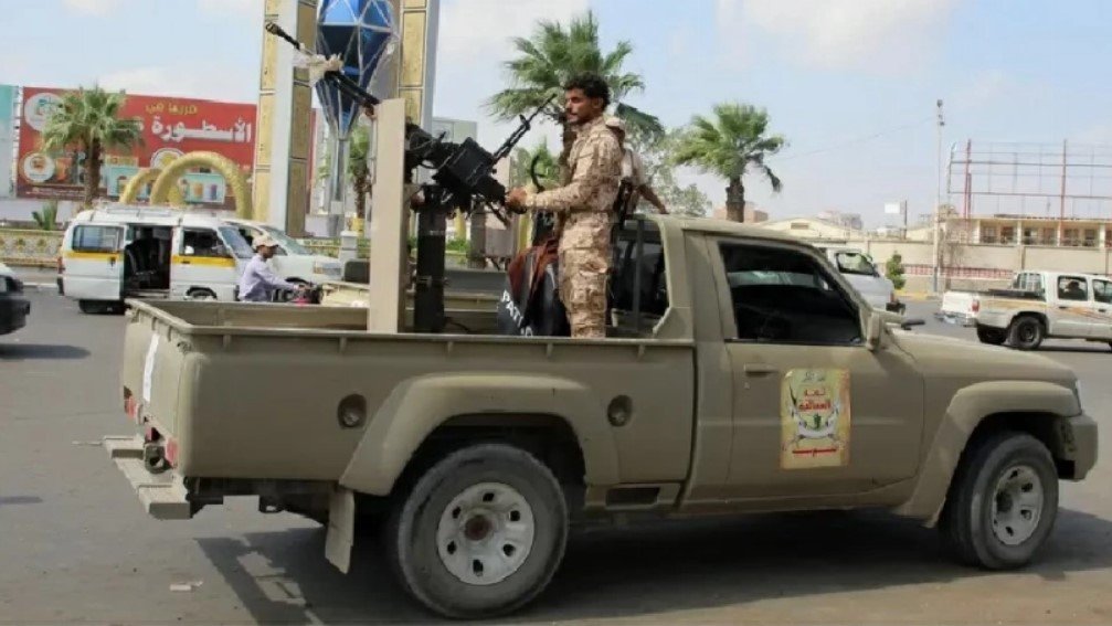«فجر اليمن» تدك المليشيا.. وتحاصر الحوثيين في معسكر العرضي «فجر اليمن» تدك المليشيا.. وتحاصر الحوثيين في معسكر العرضي
