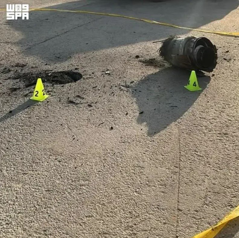 الدفاع المدني: سقوط شظايا نتيجة اعتراض صاروخين باليستيين في مدينة الرياض نتج عنها أضرار مادية في مبنى ومشروع تحت الإنشاء ومركبة