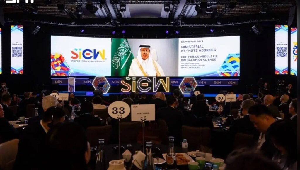 المملكة وسنغافورة تعلنان عزمهما على اتخاذ ترتيبات لتخزين البترول الخام السعودي في سنغافورة