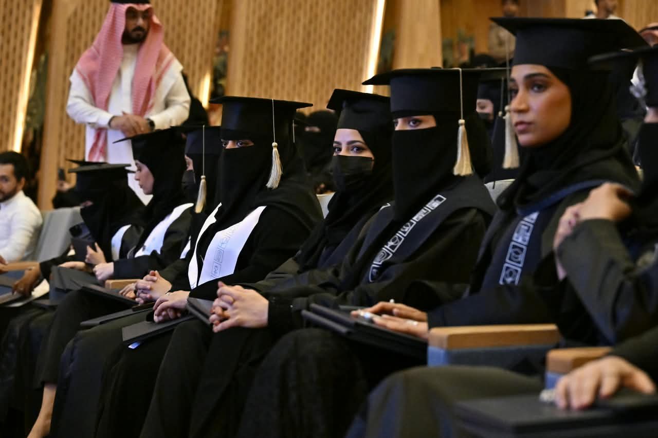 معهد الإدارة العامة بمنطقة مكة المكرمة يحتفل بتخريج 149 خريجًا وخريجة
