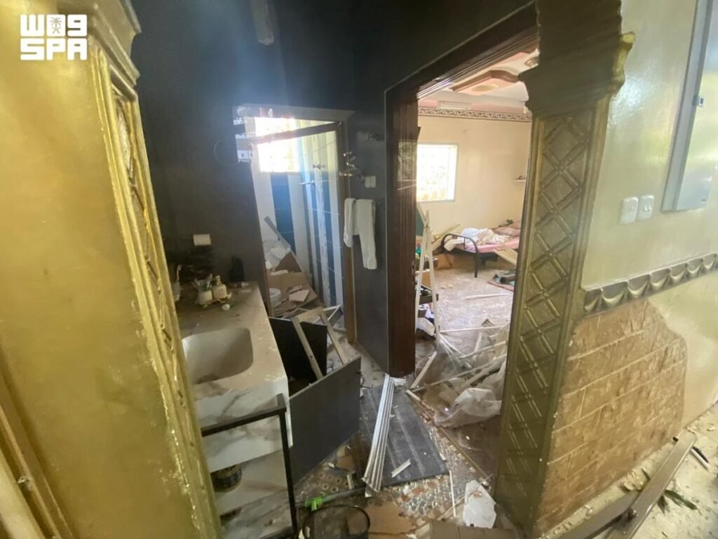 الدفاع المدني: سقوط مقذوف معادٍ في مدينة نجران نتج عنه إصابة 6 مواطنين وأضرار مادية في 3 منازل و3 مركبات